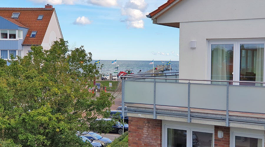 Großer Balkon mit Sonnenliegen, Esstisch und Meerblick
